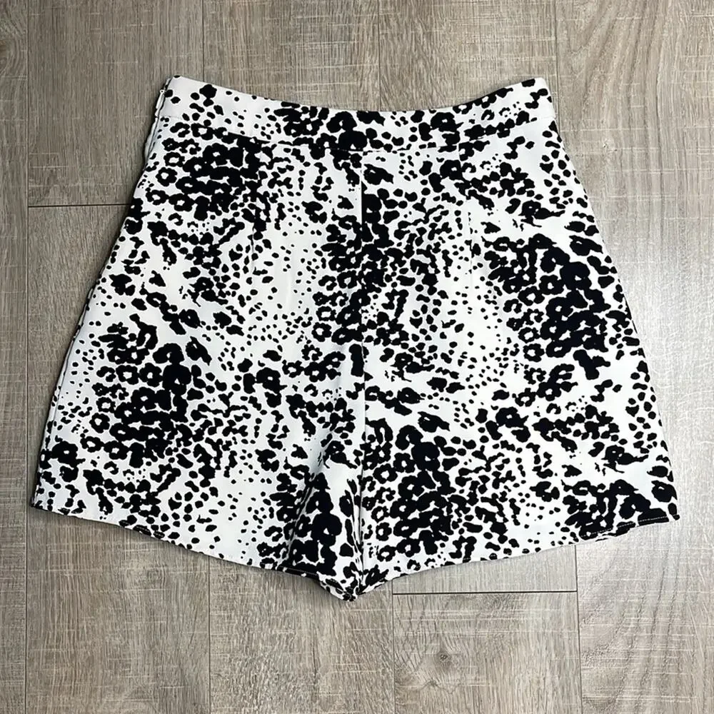 J. CREW Black White Animal Print Side Zip Shorts Women’s Size 2